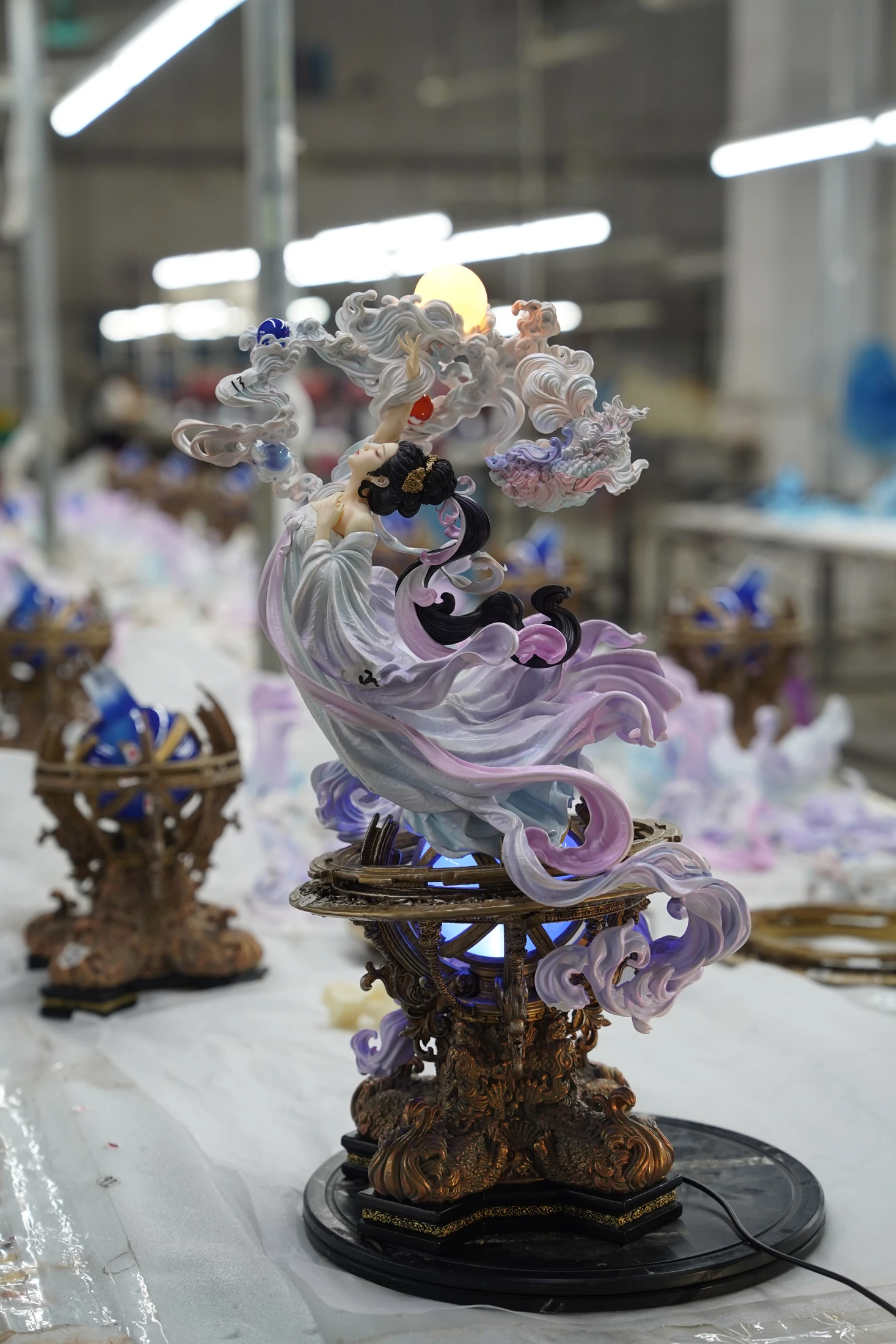 工作室中的《筑梦》整件雕像与底座